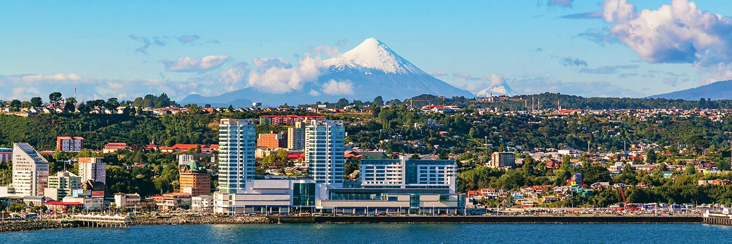 Vista de Puerto Montt y el volcán Osorno